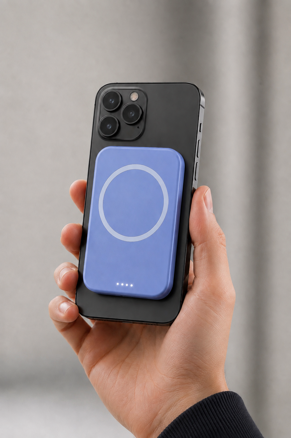 PowerClip bleu ardoise - clipsé au téléphone